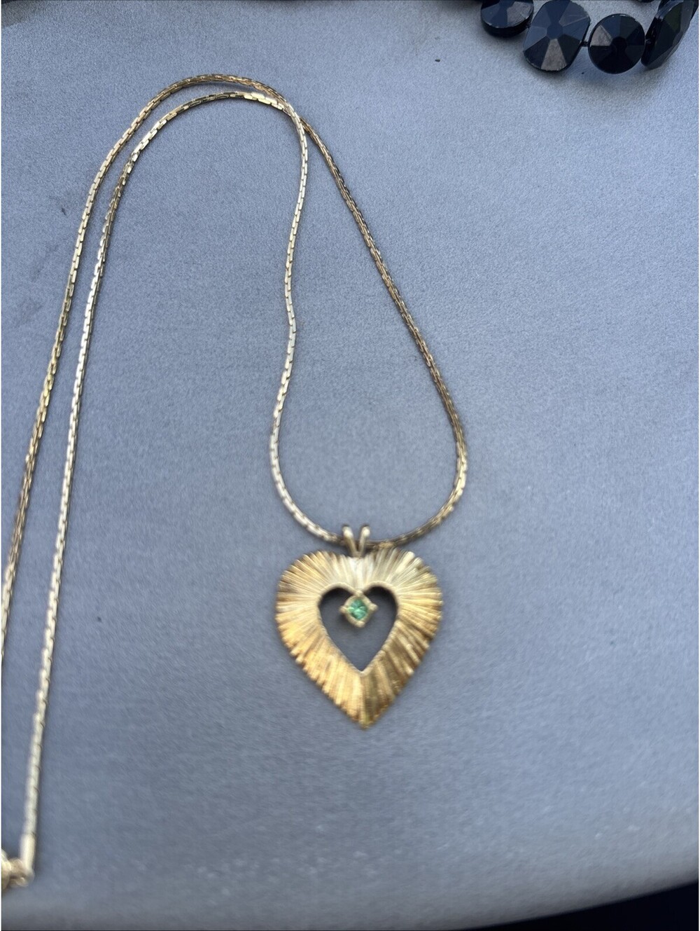 Vintage Avon Gold-Tone Necklace With Green Rhinestone Set In A Heart Pendant - Picture 2 of 3